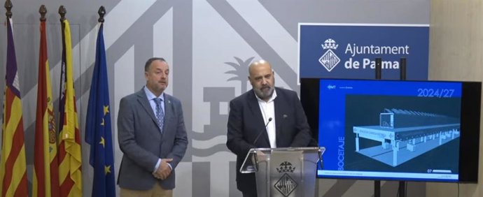 El alcalde de Palma, Jaime Martínez, junto al teniente de alcalde de Movilidad y Polígonos Industriales, Antonio Deudero, en rueda de prensa.