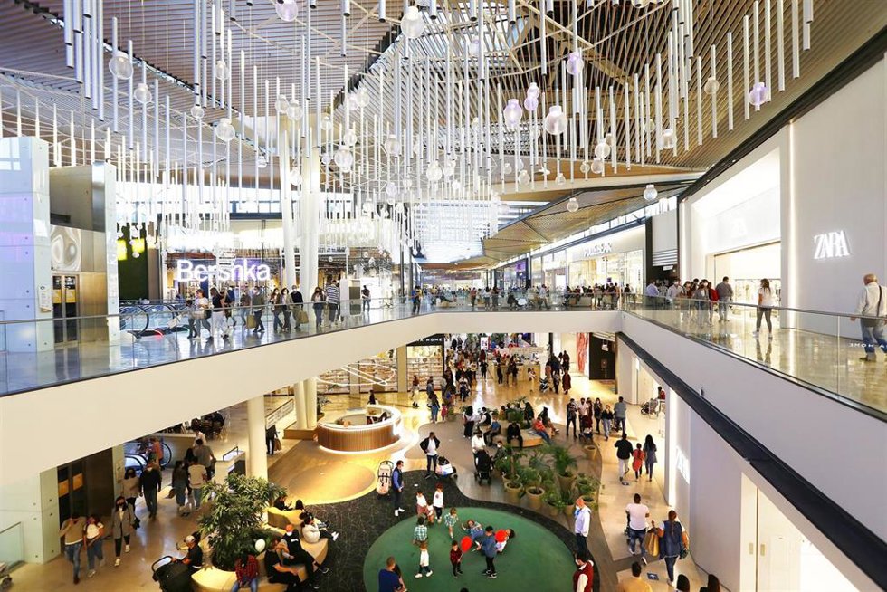 Archivo - Interior del centro comercial Lagoh en Sevilla.