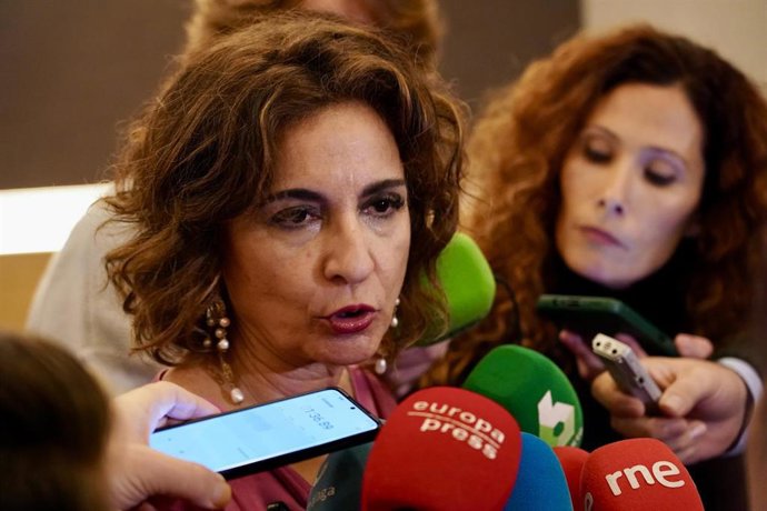 La vicepresidenta primera del Gobierno, ministra de Hacienda y vicesecretaria general del PSOE, María Jesús Montero.atiende a los medios tras el desayuno informativo de Europa Press Andalucía en Málaga protagonizado por Juan Espadas.