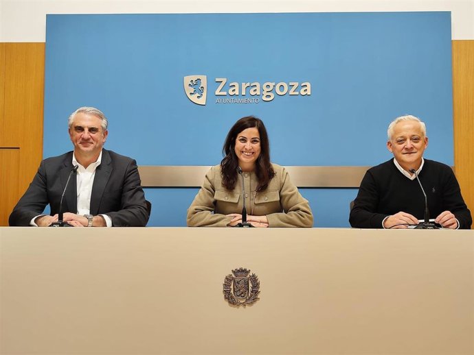 La consejera municipal de Movilidad y Medio Ambiente, Tatiana Gaudes, el concejal delegado de Movilidad Urbana, José Miguel Rodrigo, y el adjunto al jefe del departamento, José Antonio Chanca, en rueda de prensa