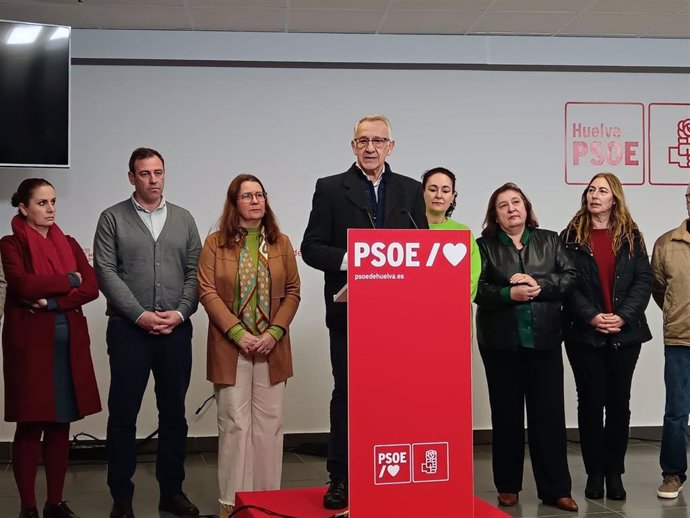 El alcalde de Bonares y portavoz socialista en la Mancomunidad MAS-Giahsa, Juan Antonio García, en rueda de prensa junto a otros socialistas onubenses.