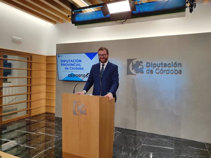 El delegado de Deportes y Protección Civil de la Diputación de Córdoba, Antonio Martín, en rueda de prensa.