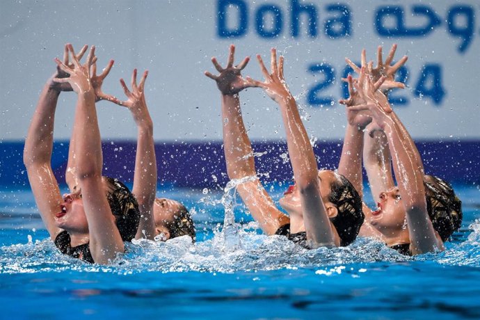 El equipo español de natación artística durante una competición en los Campeonatos del Mundo de Doha de 2024