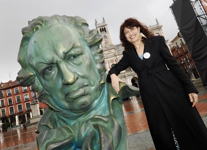 La ministra de Igualdad, Ana Redondo, acompañada del Delegado de Gobierno Nicanor Sen, visita la exposición con motivo de los Goya en la Calle Santiago y Plaza Mayor de Valladolid.