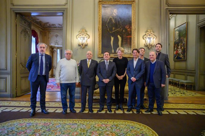 El ministro de Asuntos Exteriores, Unión Europea y Cooperación, José Manuel Albares, se reúne en París con importadores de productos alimentarios y hortofrutícolas españoles