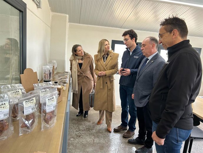 La vicepresidenta segunda y consejera de Economía, Empleo e Industria del Gobierno de Aragón, Mar Vaquero, en la inauguración de la fábrica de Alkura Petfood en Alcorisa.
