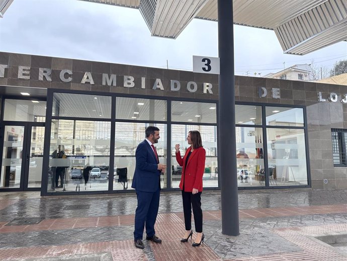 La Junta inaugura la estación de autobuses de Loja (Granada).
