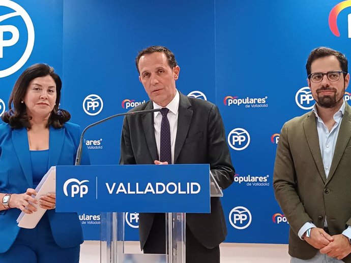Rueda de prensa del presidente del PP de Valladolid, Conrado Íscar (centro), la senadora Arenales Serrano y el diputado Eduardo Carazo.