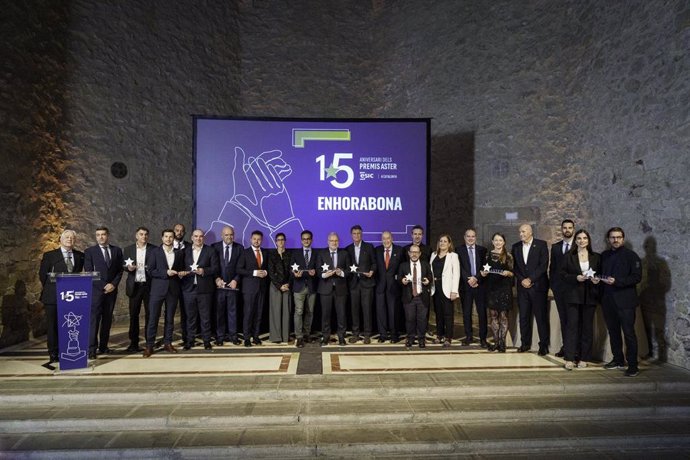 Representantes de la organización con los premiados en la XV edición de los Premios Aster de Esic.