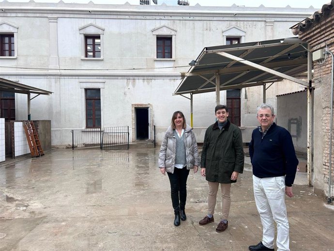 La portavoz del PSOE en el Ayutamiento de Zaragoza, Lola Ranera, en su visita