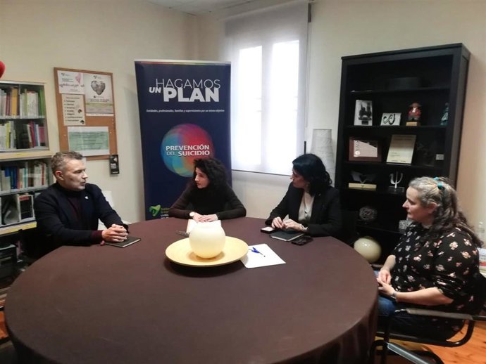 Escobar y Sáinz, con Pérez en su visita a la sede en Logroño del Teléfono de la Esperanza de La Rioja