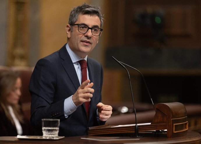 El ministro de la Presidencia, Justicia y Relaciones con las Cortes, Félix Bolaños, interviene durante una sesión plenaria, en el Congreso de los Diputados, a 7 de febrero de 2024, en Madrid (España). El presidente del Gobierno, Pedro Sánchez, y el mini