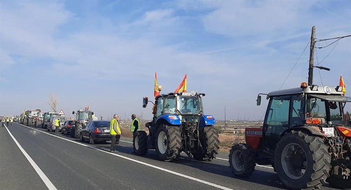 La Carretera Nacional 232 cortada en ambos sentidos por la movilización de agricultores