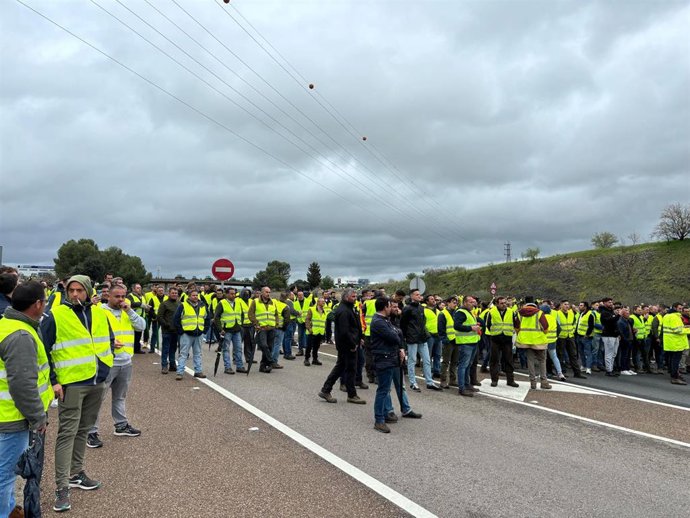 Cortes de agricultores en la A-5 en Mérida