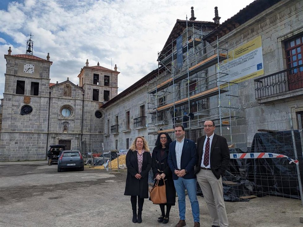 La concejala de Cultura del Ayuntamiento de Salas, Ana Pérez, la viceconsejería de Cultura, Política Llingüística y Deporte, Vanessa Gutiérrez, el alcalde de Salas, Sergio Hidalgo, y el presidente de la Fundación Valdés-Salas, Isidro Sánchez.
