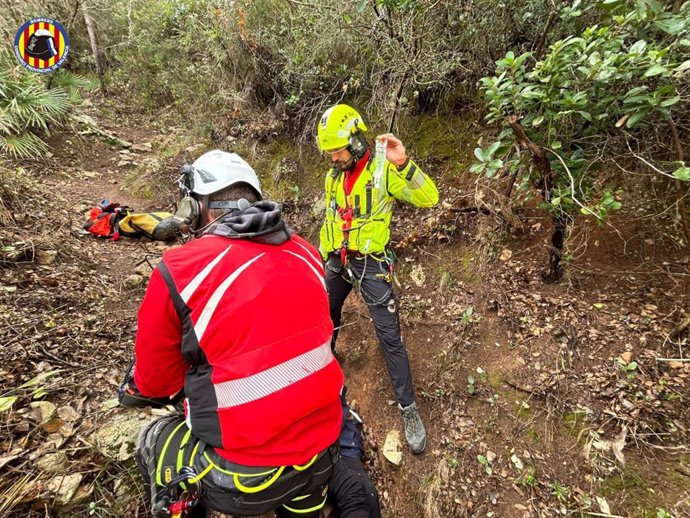 Rescatan en helicóptero a una senderista lesionada en el tobillo en la senda Botànica de la Murta