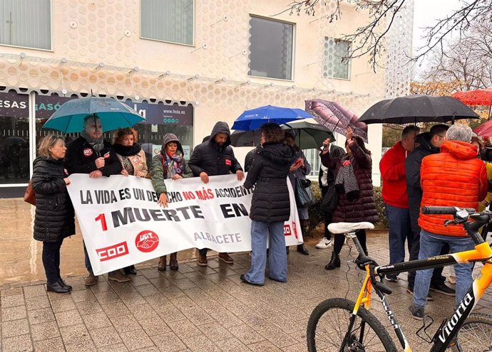 Concentración en protesta por la última víctima mortal de un accidente de trabajo en la provincia de Albacete.