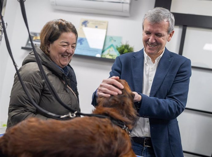 Rueda, en una visita a una clínica veterinaria, en el ecuador de la campaña para el 18F.