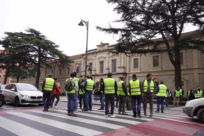 Agricultores se concentran frente a los Juzgados de Logroño en apoyo al agricultor detenido el lunes, 6 de febrero