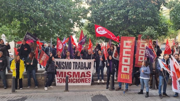 Primera de les protestes convocades per UGT i CCOO per l'incompliment de l'acord d'homogeización de salaris en SITVAL