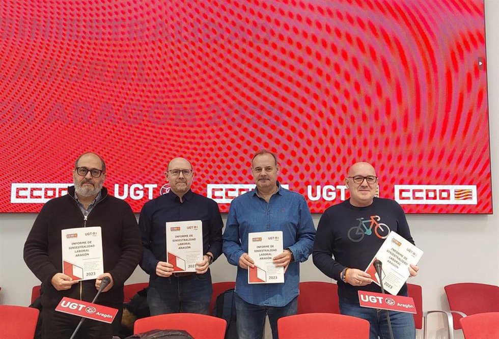 El secretario de Salud Laboral de CCOO Aragón, Luis Clarimón; el secretario general de CCOO Aragón, Manuel Pina; el secretario general de UGT Aragón, José Juan Arceiz; y el secretario de Política Industrial y Sindical de UGT Aragón, José de las Morenas.