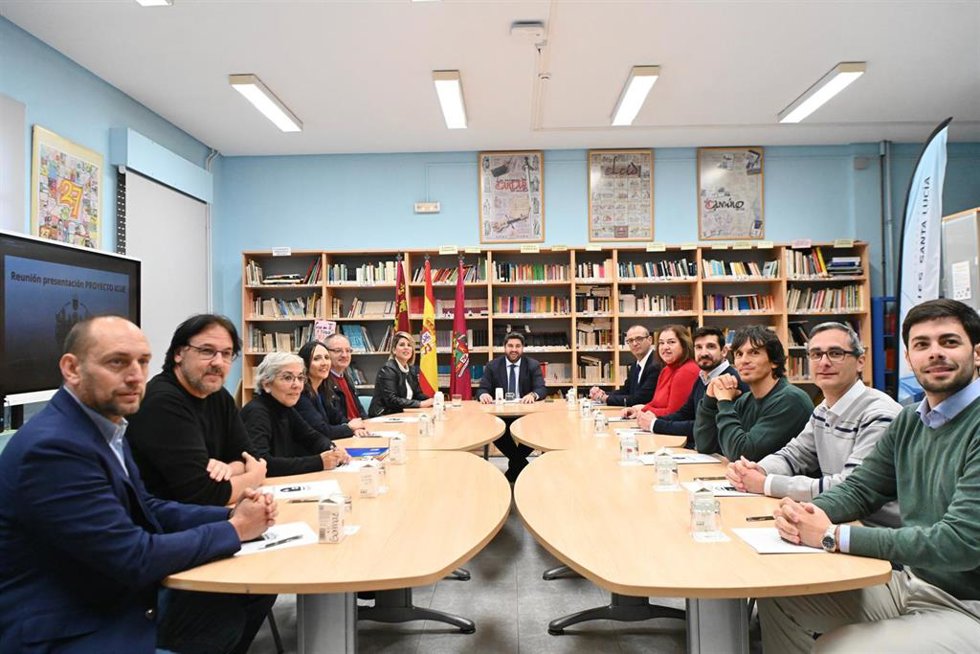 El presidente López Miras, durante su reunión con representantes de diferentes centros educativos de Cartagena en los que se pondrá en marcha un nuevo programa para prevenir el abandono educativo en el alumnado vulnerable.