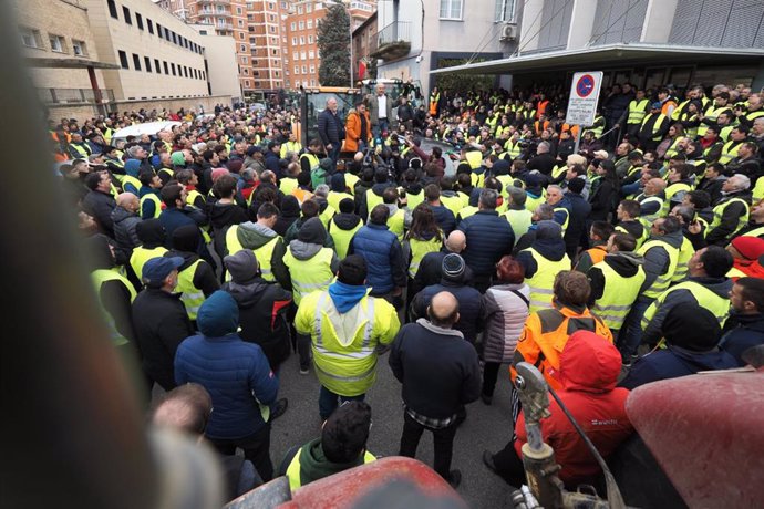 Portavoces de los agricultores dan cuenta a otros profesionales del sector del resultado de su reunión con el Gobierno de Navarra este viernes en Pamplona.