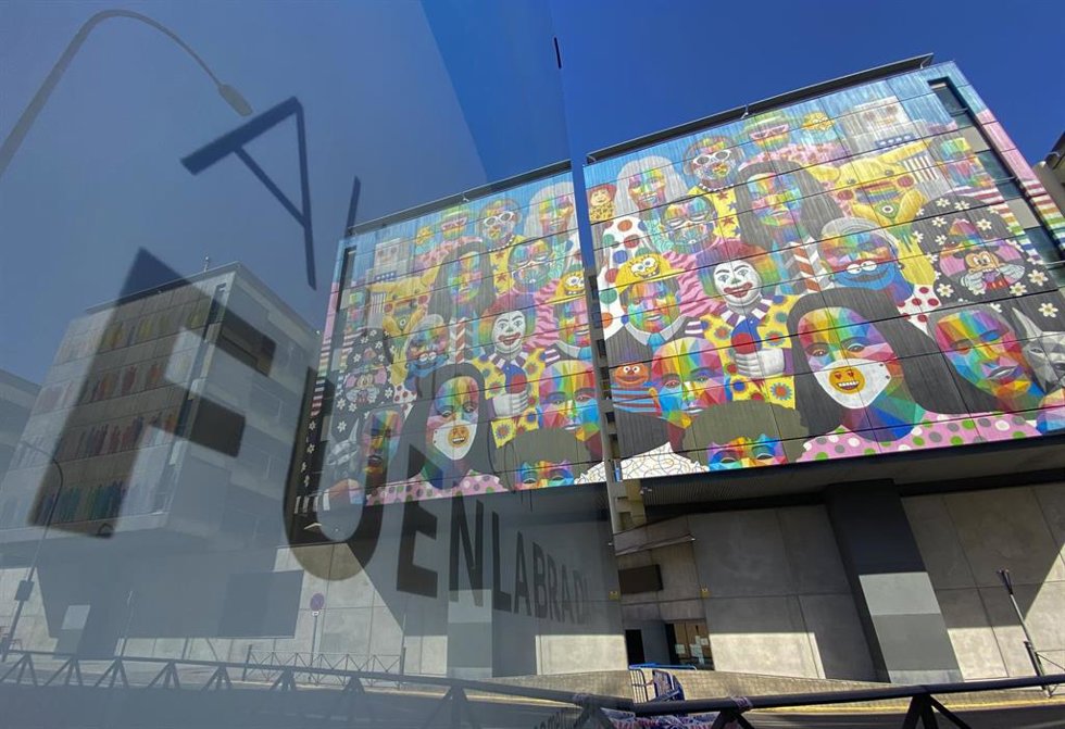 Archivo - Mural Where is Okuda? en la fachada oeste del Ayuntamiento de Fuenlabrada realizado por el artista Okuda