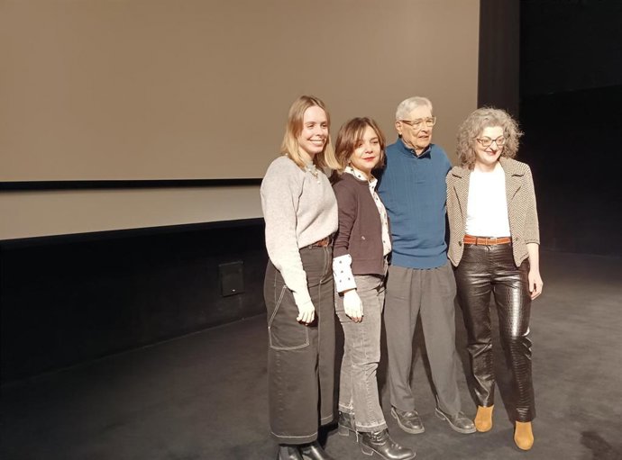 Maite Pagazaurtundua e Ignacio Latierro en la presentación en San Sebastián del documental Basta Ya. Resistencia democrática. Conversaciones en la librería Lagun'