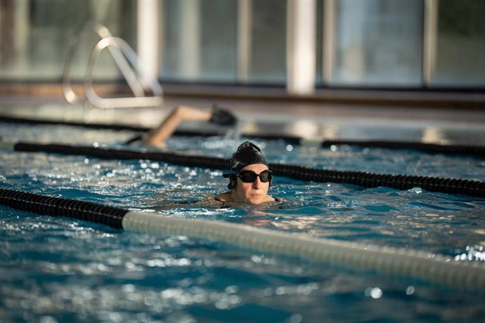 Una persona nada en una piscina de un club deportivo el 17 de enero de 2024, en Barcelona.