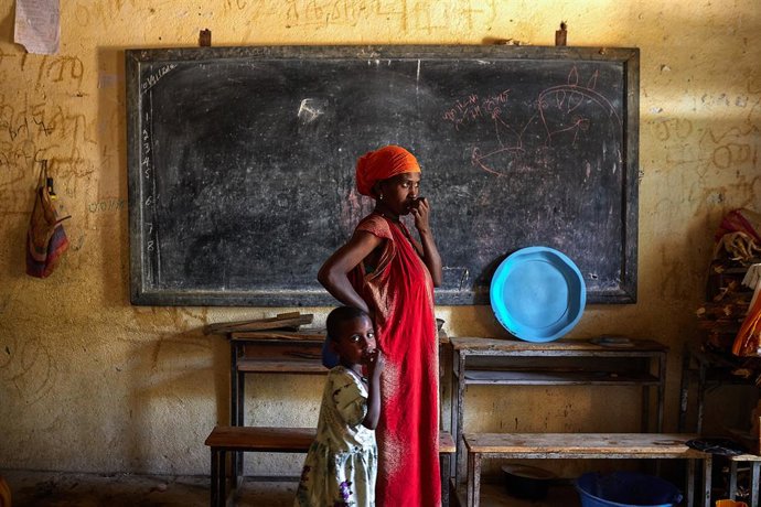 Archivo - May 19, 2023, Abiy Adi, Tigray, Ethiopia: A woman looks out onto the street with her daughter inside an IDP Center. Northern Ethiopia is still suffering from the effects of the 2020 war, now on pause. More than 800,000 women and children need he