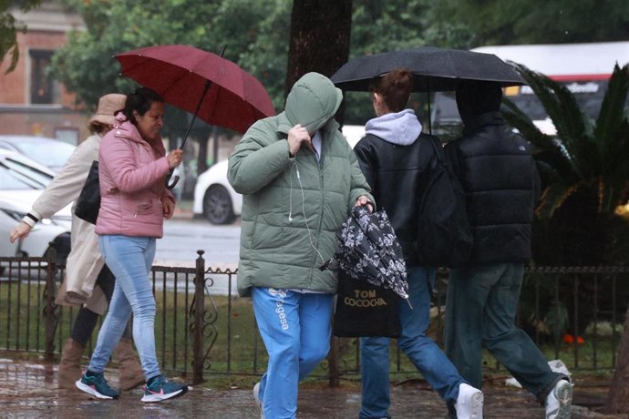 Imágenes de la borrasca Karlotta en Sevilla.