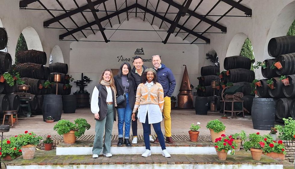 Visita de agentes de Japón, Taiwán, Omán y Kazajistán a la bodega cordobesa Pérez Barquero.