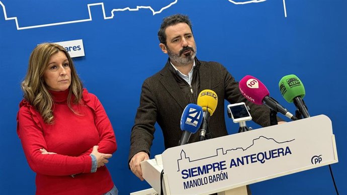 José Ramón Carmona, acompañado por la vicesecretaria del PP en Antequera, Teresa Molina, ha destacado que la aprobación del nuevo decreto convertirá a Andalucía en "la comunidad autónoma con la administración pública más ágil".