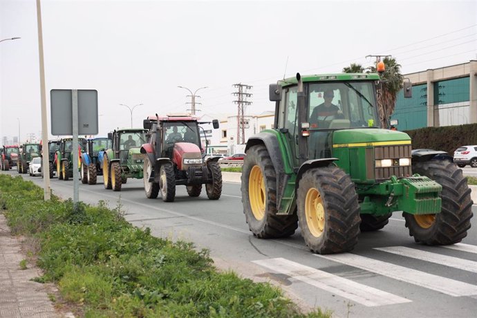 Tractores cortan la carretera SE-3205 de acceso al polígono La Isla de Dos Hermanas (Sevilla). 
