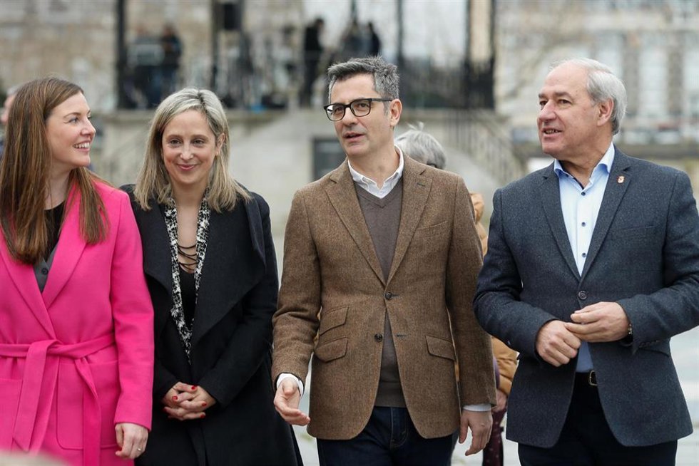 El ministro de la Presidencia, Justicia y Relaciones con las Cortes, Félix Bolaños (2d), y la alcaldesa de Viveiro, María Loureiro (2i), durante un acto de campaña, frente a la Puerta de Carlos V, a 9 de febrero de 2024, en Viveiro, Lugo, Galicia (Españ