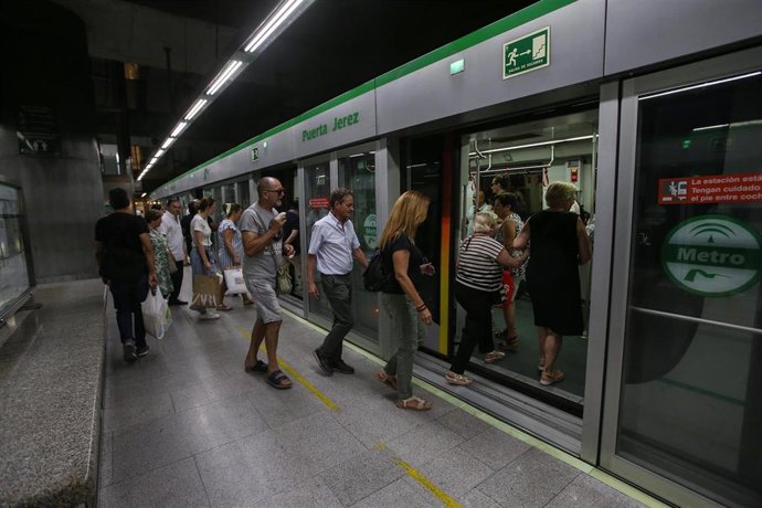 Viajeros en el metro de Sevilla 