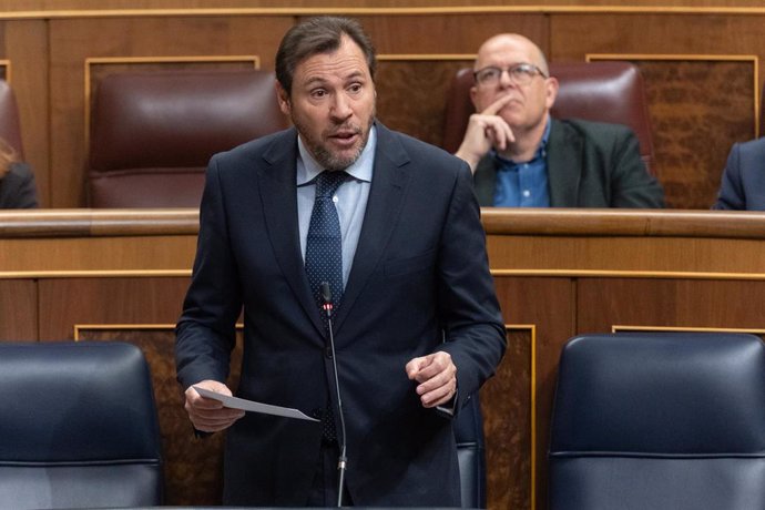 El ministro de Transporte y Movilidad Sostenible, Óscar Puente, interviene durante una sesión de control al Gobierno, en el Congreso de los Diputados, a 7 de febrero de 2024, en Madrid (España).
