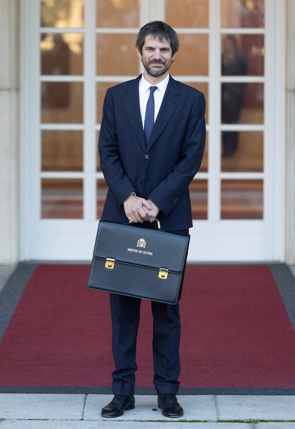 Archivo - El ministro de Cultura, Ernest Urtasun, posa con su cartera en la puerta de Moncloa. 