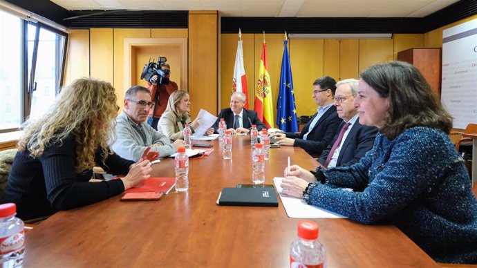 El consejero de Industria, Eduardo Arasti, preside la Comisión Permanente del Diálogo Social