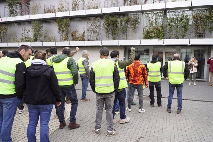 Agricultores se concentran frente a los Juzgados de Logroño en apoyo al agricultor detenido el lunes, 6 de febrero, durante la cuarta jornada de protestas de los ganaderos y agricultores, a 9 de febrero de 2024, en Logroño, La Rioja (España). Agricultores
