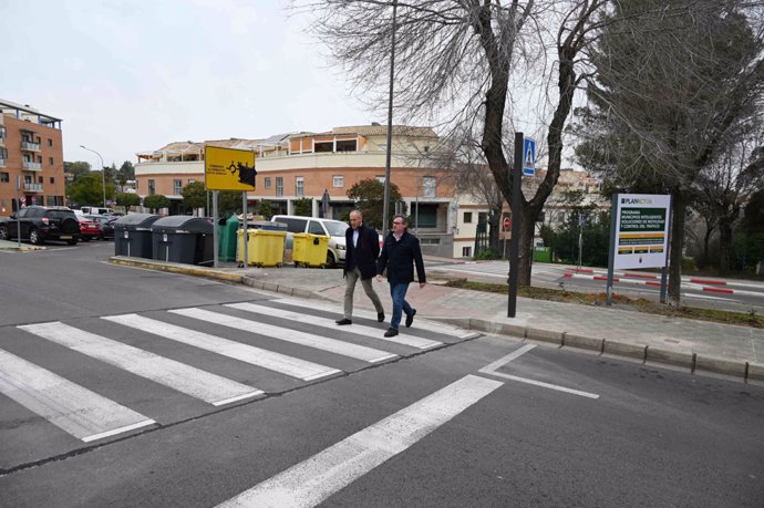 José María Soriano y Eloy Carmona transitan por el nuevo paso de peatones inteligente.