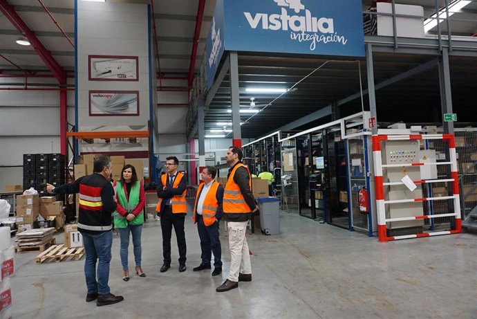 Gálvez (2 izda.), durante su visita al Centro Especial de Empleo Vistalia Integración.