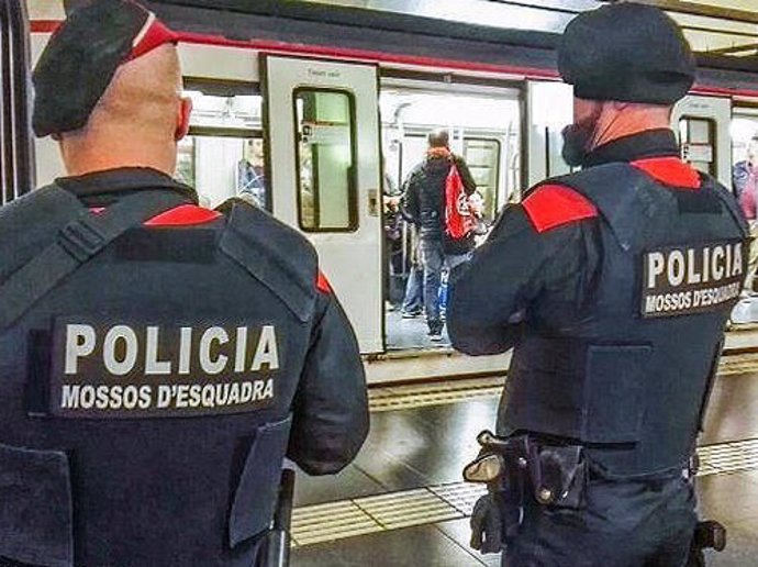 Dos agentes de los Mossos d'Esquadra.