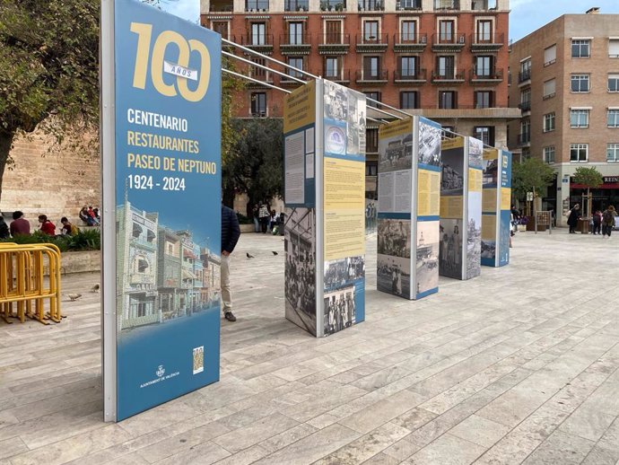 La plaza de la Reina acoge una exposición sobre el centenario de los restaurantes del paseo de Neptuno