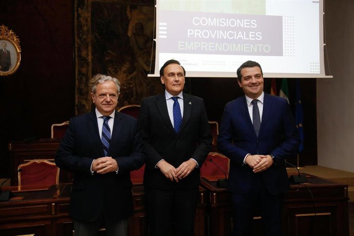 El consejero de Universidad, Investigación e Innovación, José Carlos Gómez Villamandos (centro), junto al presidente de la Diputación, Salvador Fuentes (izda.), y el alcalde de Córdoba, José María Bellido.