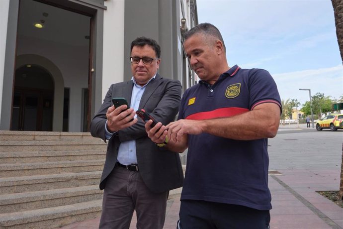El consejero de Política Territorial, Manuel Miranda, en la prueba del sistema ES Alert en Fuerteventura