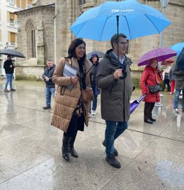 El presidente nacional del PP, Alberto Núñez Feijóo, junto a la cabeza de lista de la provincia, Elena Candia, durante su paseo por las calles del centro de Lugo este viernes. En Lugo, a 9 de febrero de 2024.