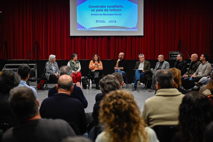 La vicepresidenta del Govern, Laura Vilagr, presenta l'avantprojecte de llei de l'Estatut de municipis rurals davant uns 80 alcaldes i alcaldesses de la veguería de la Catalunya central