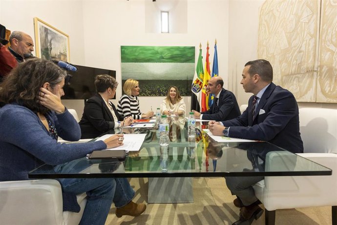 La presidenta de la Junta, María Guardiola, en la reunión con los portavoces de los grupos parlamentarios.